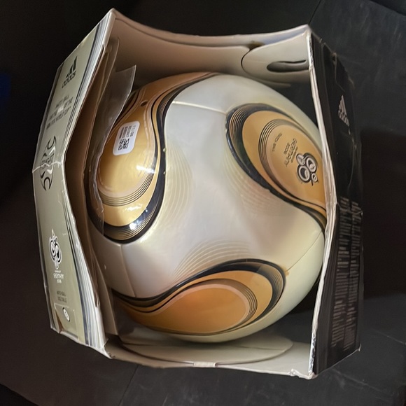 Fifa World Cup Match Ball 2006 - Picture 4 of 7